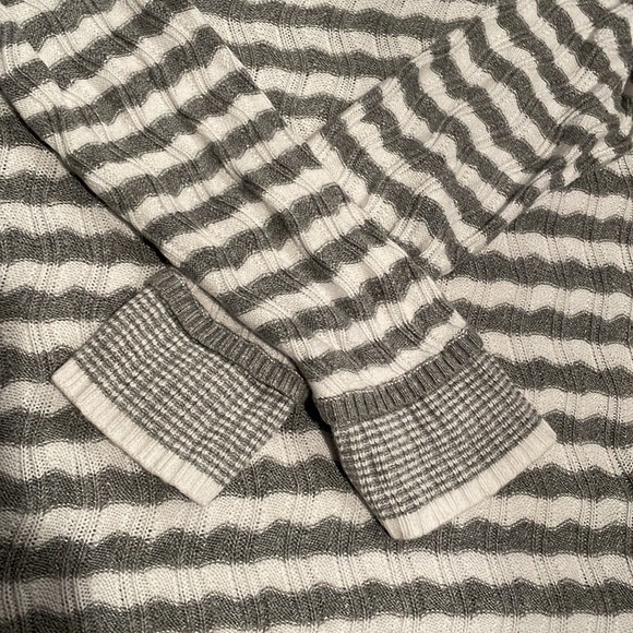 JOHN + JENN Striped Crew Neck Sweater - Picture 4 of 10